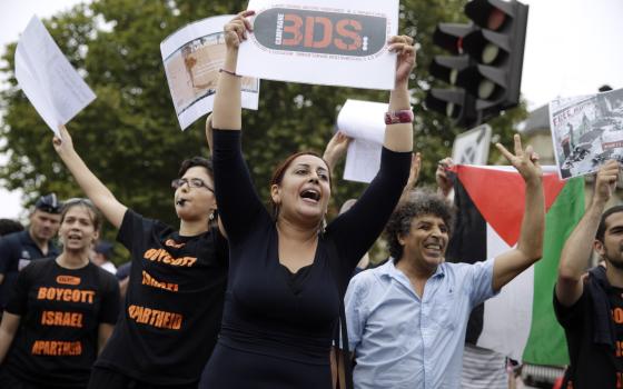 عشرات الكُتاب يعلنون تأييد حركة المقاطعة  