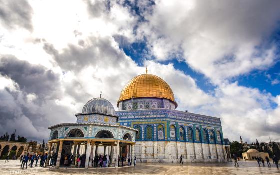 زيارة القدس.. تطبيع أم تحرير؟