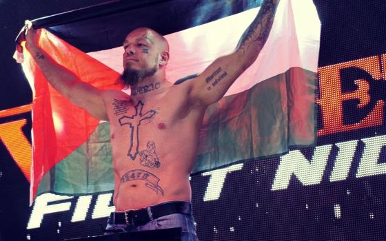 بطل أوروبا في الفنون القتالية يهدي فوزه للشعب الفلسطيني