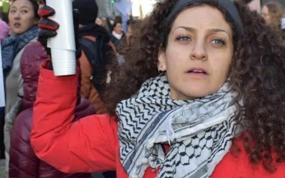 النشرة - دعوات لمقاطعة مبادرة للمنتدى الاقتصادي العالمي.. وحملة دعم للأكاديمية لارا شيحي