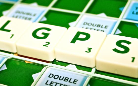 16 صندوقًا يتبع لنظام معاشات الحكومة البريطانية يستثمر بشركات متواطئة مع الاحتلال