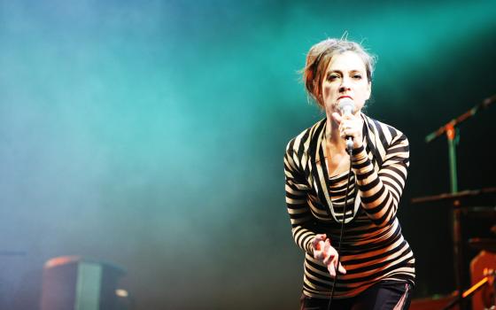 باريس.. حركة المقاطعة تطالب الفنانة كاثرين رينجر بإلغاء حفلها في تل أبيب