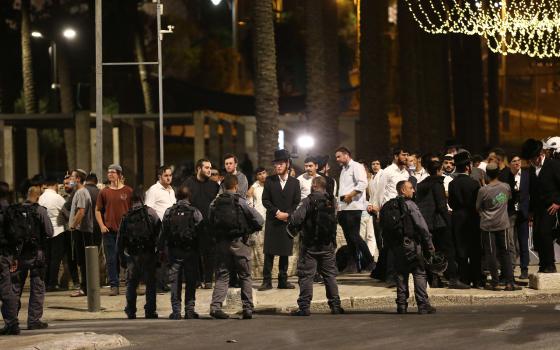 نشرة أخبار "مقاطعة"