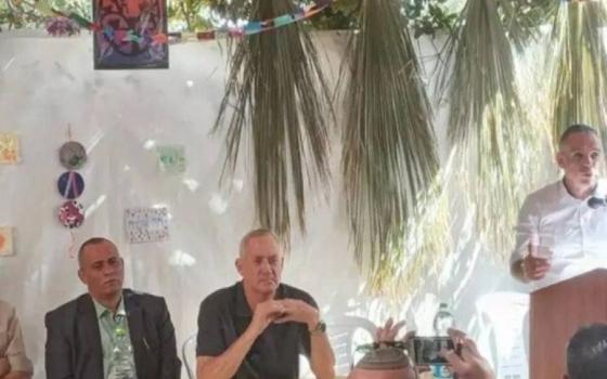 إدانة فلسطينية للقاء شخصيات محلية بوزير جيش الاحتلال