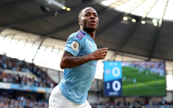 دعوات للاعب كرة القدم سترلينج لوقف تعاونه مع شركة PUMA المتواطئة مع الاحتلال