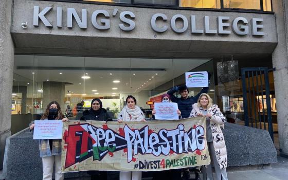 طلاب 30 جامعة بريطانية يطالبون بالتخلي عن نظام الفصل العنصري