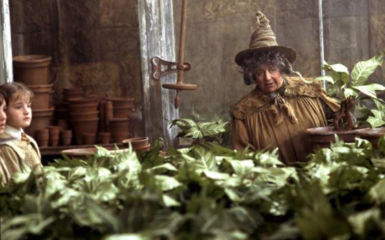 النجمة البريطانية ميريام مارغوليس تتضامن مع فلسطين بعد إيما واتسون