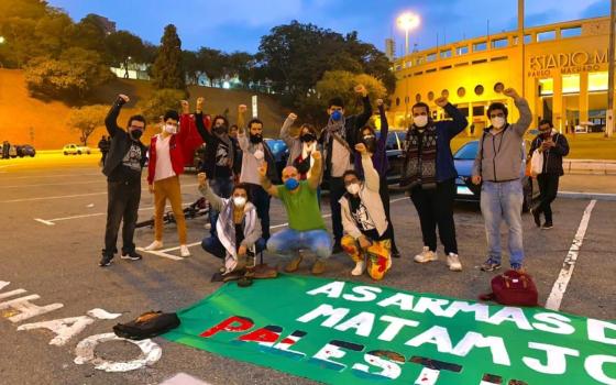 أرجنتينيون يصطفون أمام سفارة فلسطين لطلب الجنسية في خطوة تضامنية