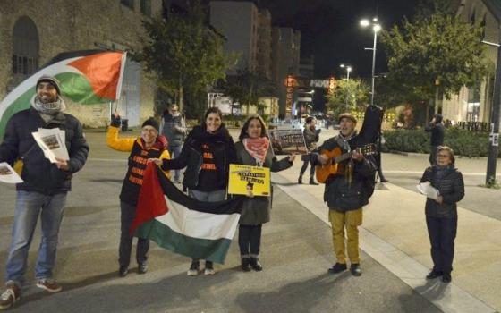 وقفة احتجاجية ضد مشاركة الفنانة كاثرين رينجر في حفل بتل أبيب