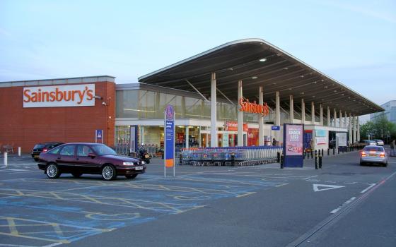بلفاست.. حركة المقاطعة تدين تسويق متاجر "Sainsbury's" لمنتجات المستوطنات الإسرائيلية
