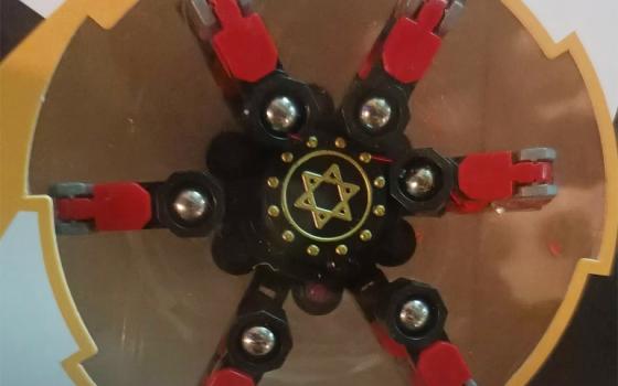 "لعبة نجمة داود" تثير أزمة في سوق ألعاب الأطفال بمصر