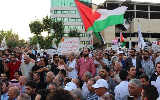 أردنيون يتظاهرون في عمان ضد مؤتمر البحرين  