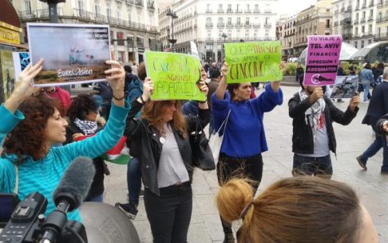 وقفة احتجاجية في إسبانيا ضد مشاركة الفنان "ميكي" في "يوروفيجن"  