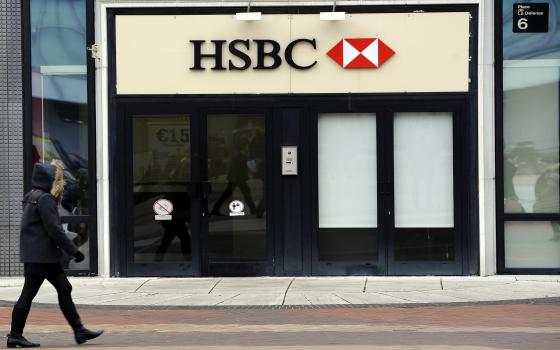 دعوات للعمل ضد بنك HSBC بسبب استثماراته في شركة كاتربيلر  