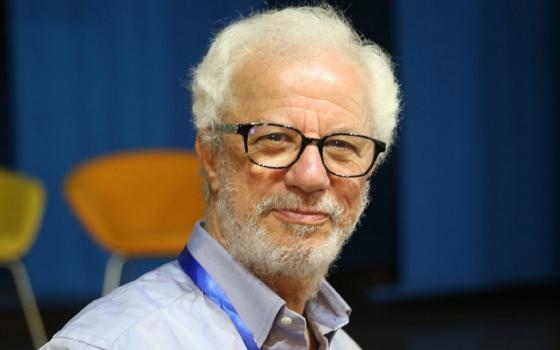 شاعر مغربي ينسحب من الهيئة العلمية لجائزة الشيخ زايد للكتاب رفضًا للتطبيع