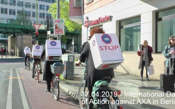 وقفة احتجاجية لحركة المقاطعة في برلين أمام "أكسا" للتأمين