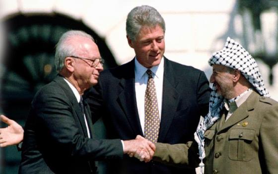 صحيفة: توقيع اتفاق التطبيع الإماراتي مع الاحتلال سيكون في ذكرى أوسلو