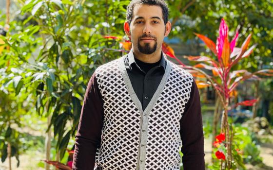 الحملة الفلسطينية للمقاطعة تتضامن مع شاعر فلسطيني ممنوع من السفر