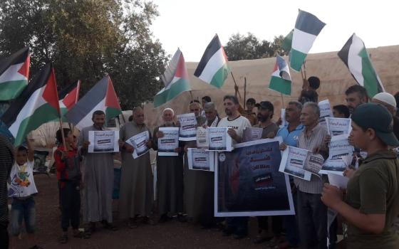 لاجئون فلسطينيون في الشمال السوري يتظاهرون ضد مؤتمر البحرين  