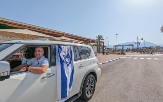 إسرائيلي يسافر من دبي إلى تل أبيب عبر السعودية بالسيارة