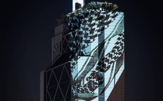 ترحيب بإضاءة ناطحة سحاب في تشيلي بالكوفية الفلسطينية