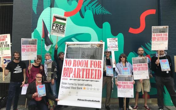 وقفة احتجاجية أمام مقر Airbnb في لندن