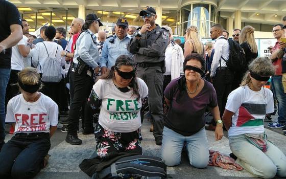 ناشطون يعتصمون أمام مدخل بيع تذاكر "يوروفيجن" في "تل أبيب"