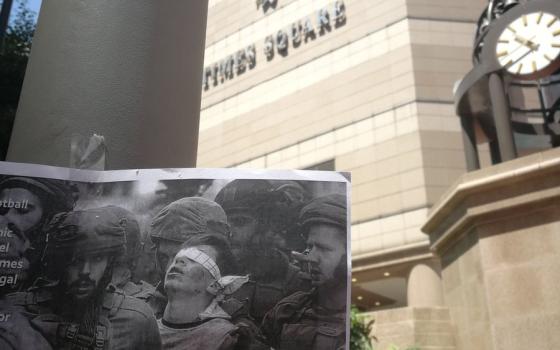 منشورات في هونغ كونغ للتعريف بمشاركة بوما في انتهاكات القانون الدولي