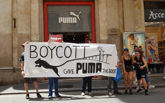 نشطاء يشاركون في اليوم العالمي ضد بوما في روما  