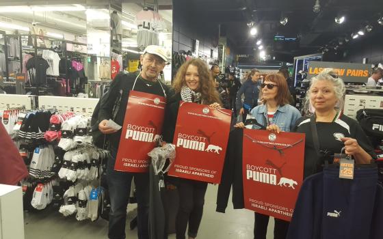 نشطاء يعرفون أصحاب متاجر لندن بممارسات بوما بحق الفلسطينيين