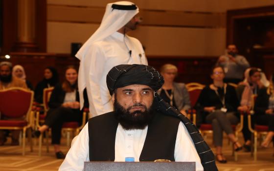 مراسل قناة إسرائيلية يحاور المتحدث باسم "طالبان" بهوية مخفية  