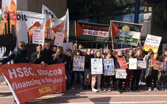 ناشطون في مجال المناخ يدعون لمقاطعة بنك HSBC  