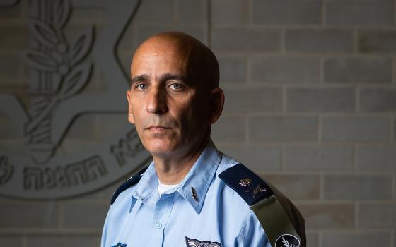 ضابط إسرائيلي في مقابلة مع صحيفة بحرينية