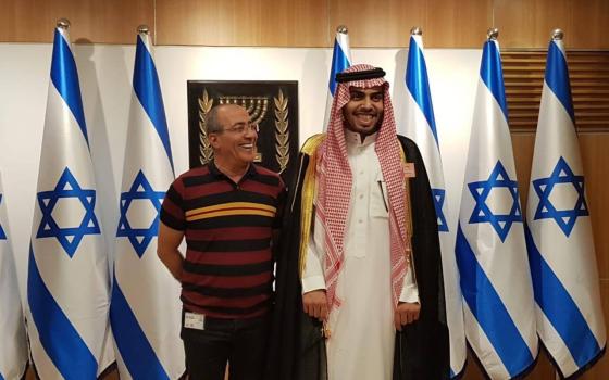 ناشطون سعوديون يرفضون تطبيع صحفي سعودي مع الاحتلال الإسرائيلي  