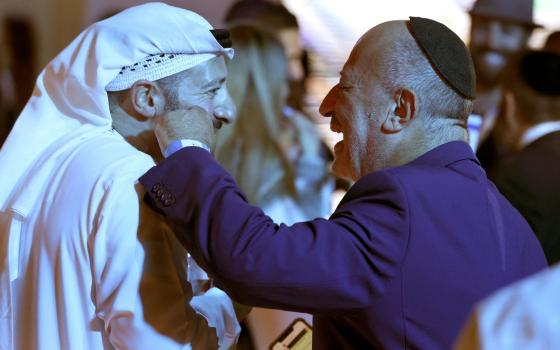 إماراتيون وحاخامات يرقصون في أكبر عرس يهودي في أبو ظبي