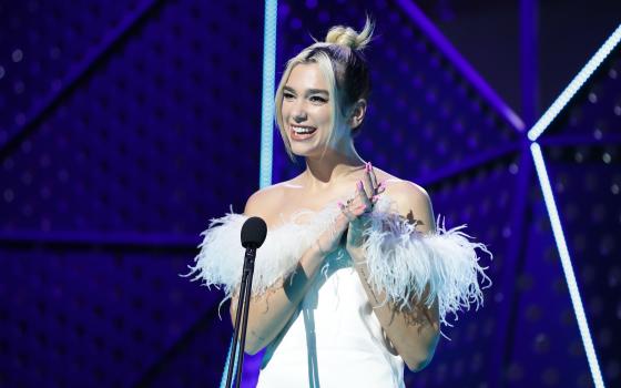 فنانة بريطانية تتعرض لحملة هجوم بسبب انتقادها جيش الاحتلال الإسرائيلي