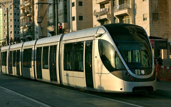 استنكار للقاء ممثلي بنك إيطالي مع مسؤولين عن تطوير قطار القدس الخفيف