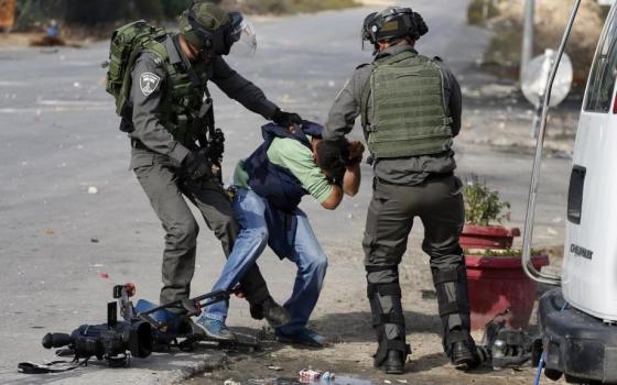 نائب أوروبي: "إسرائيل" تعاقب الصحافيين الفلسطينيين بسبب عملهم