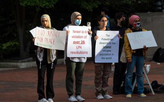 تجمع طلابي أميركي يعرض محاكاة لجدار الفصل العنصري للتضامن مع فلسطين