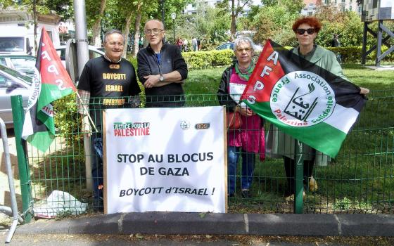 فرنسا.. منشورات تطالب بمقاطعة الاحتلال ورفع الحصار عن غزة  