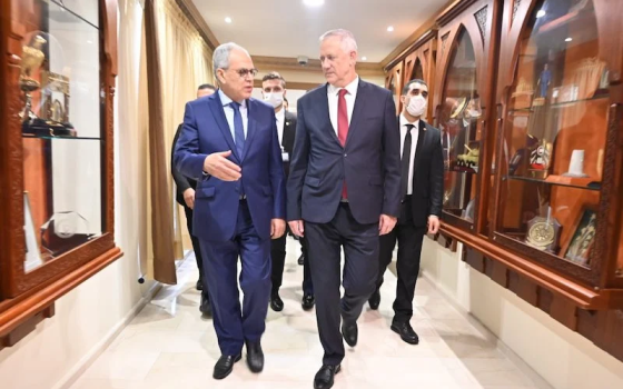 مباحثات تطبيعية تجمع وزير جيش الاحتلال بوزراء مغربيين