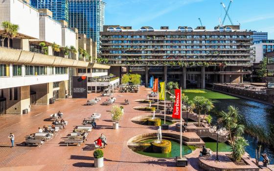 50 فنانًا بريطانيًا يطالبون "باربيكان" بإنهاء شراكتها مع سفارة الاحتلال ✊?