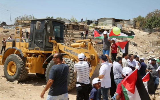 خطر التهجير القسري لسكان الخان الأحمر يتصاعد مجددًا ?  