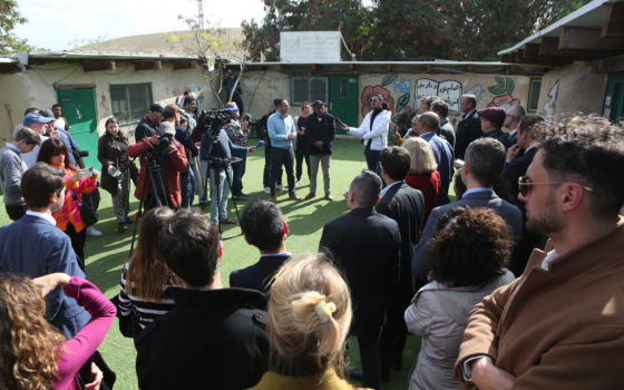 وفد دبلوماسي دولي يزور قرية الخان الأحمر المهددة بالهدم ✊?