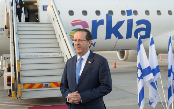 رئيس الاحتلال يصل البحرين ويغير جدول أعماله بسبب التظاهرات ضده