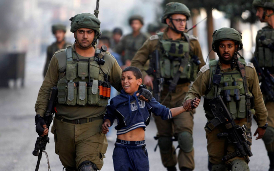 أكثر من 100 قاصر فلسطيني اعتقلوا بمداهمات ليلية خلال 2022 ?  