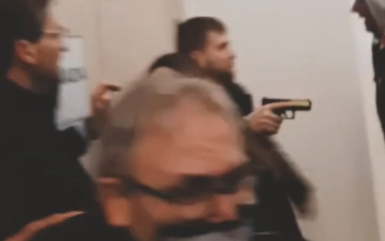 حراس سفيرة الاحتلال في مدريد يُشهرون أسلحتهم تجاه طلبة جامعة "كمبلوتنسي" ?