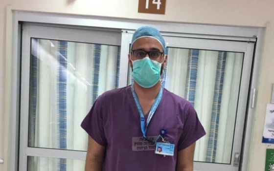 فصل طبيب فلسطيني قدم قطعة حلوى لطفل مصاب