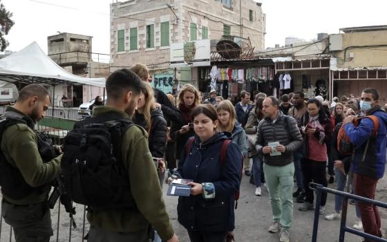 الاحتلال بدأ في تطبيق القيود الجديدة على دخول وإقامة الأجانب في الضفة  