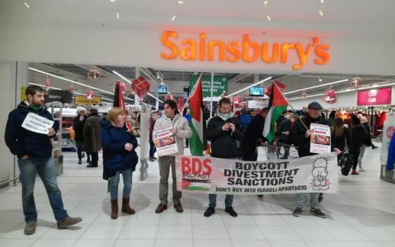 بلفاست.. وقفة احتجاجية أمام سلسلة متاجر تستورد الخضروات والفواكه الإسرائيلية